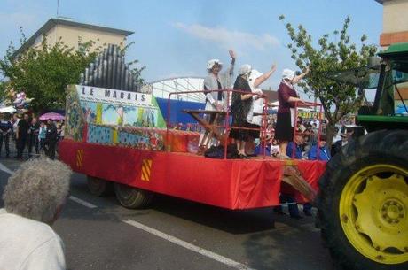 Carnaval d'été 2013 à Lomme : grand succès du char limonaire Jacquard du quartier du Marais