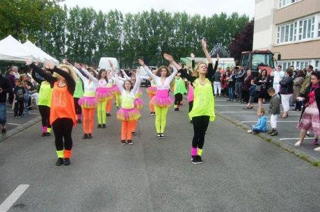 Carnaval d'été 2013 de Lomme : Innov Dance est venue fêter la naissance du char du quartier du Marais