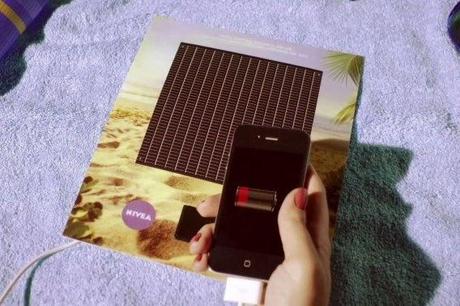 Un magazine recouvert de panneaux solaires pour recharger son iPhone n'importe où...