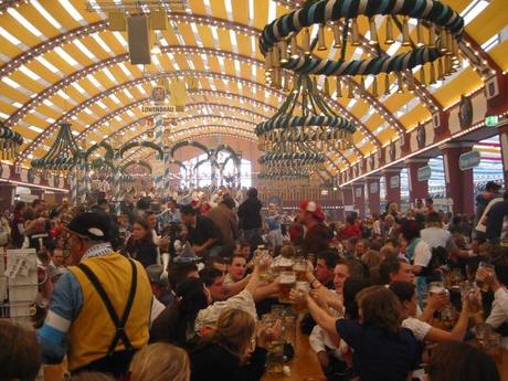 Oktoberfest_2005_-_inside_Löwenbräufestzelt