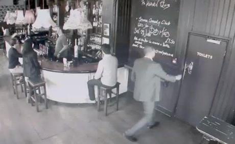 Une publicité choquante dans un bar contre l'alcool au volant