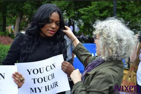 'YOU CAN TOUCH MY HAIR' UNE EXPO VIVANTE QUI PERMET A TOUS DE DECOUVRIR LE CHEVEU CREPU - interactive public art exhibit in New York