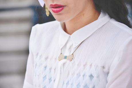 Revue du net : Le collier noeud porté par Leeloo.