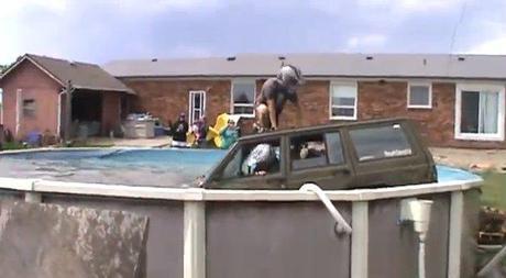 Ils terminent leur course dans la piscine aprÃ¨s avoir voulu passer par dessus en Jeep
