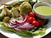Salade niçoise végétalienne avec vinaigrette déesse