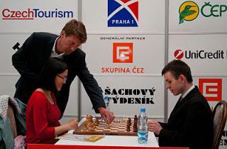 Echecs à Prague : Hou Yifan vs Navara  