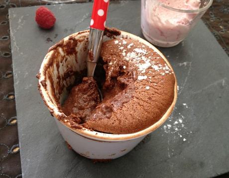 Soufflé au chocolat et chantilly aux framboises