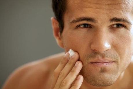 homme-devant-son-miroir-blog-beaute-soin-parfum