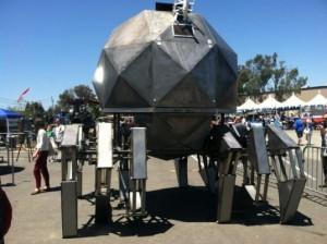 Deux moteurs électriques de machines à laver industrielles recyclés propulsent l'araignée géante