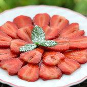 Carpaccio de fraises au vinaigre balsamique et à la menthe