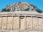 Fier colline, domine plaines de...