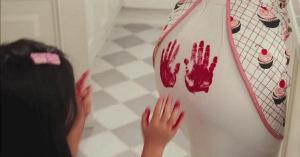 enfant-qui-pose-ses-mains-sales-sur-un-vetement