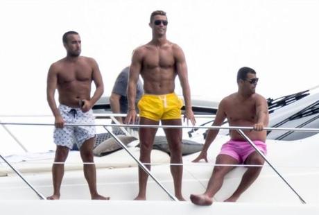 PHOTO Cristiano Ronaldo à Miami s'exhibe sur un yacht