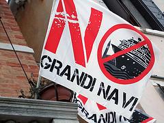 No Grandi Navi : Stop aux grands navires (qui détruisent la région).