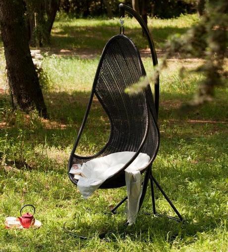 Top 3 des dernières tendances déco pour son jardin Chaise suspendue en Résine tressée noire ronde avec coussins PAR