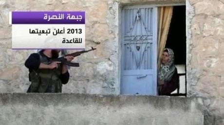 Combattant d'Al-Nosra arrivant devant une maison à Raqqah