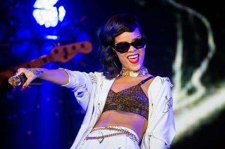 Buzz : Rihanna agresse un de ses fans en plein concert