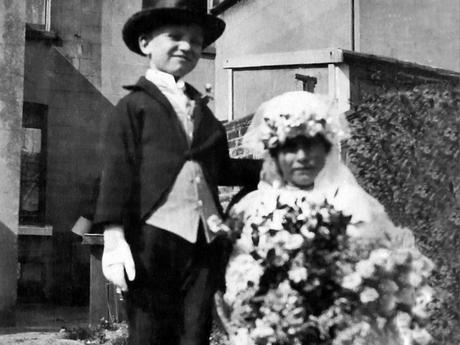 Ron et Eileen etaient habilles en maries a l'age de quatre ans pour le carnaval de Gillingham
