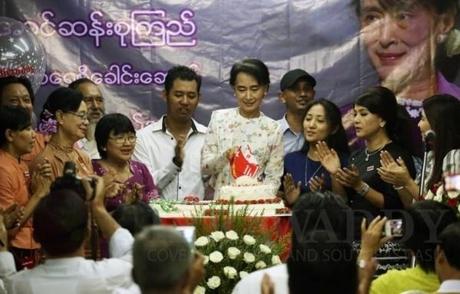 Bon anniversaire Aung San Suu Kyi!  Pendant 3 jours, venez écrire ici même à Aung San Suu Kyi vos messages d'amitié et vos voeux de soutien 