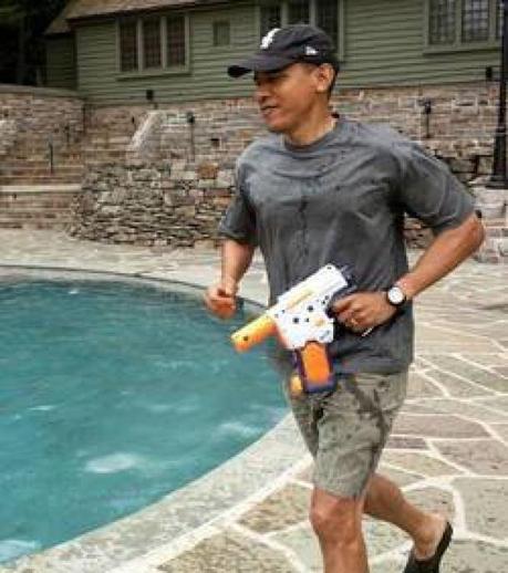 PHOTO Barack Obama avec une fausse arme qui fait polémique