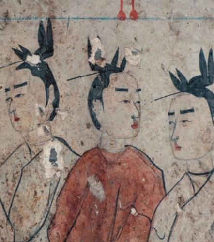 fresque-tombale-chinoise-gros-plan-sur-les-quatre-femmes-qui-suivent-le-chargement-en-dessous-d-un-parasol-avec-leur-coiffure-en-forme-d-oiseau_60355_w460.jpg
