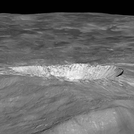 L'étonnante image d'une spirale de lave dans un cratère lunaire