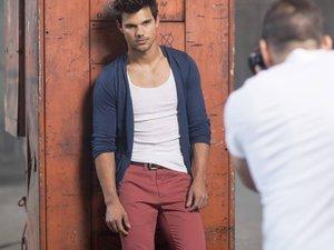 Taylor Lautner pose pour Bench