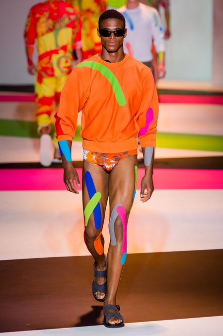 Le défilé homme Versace printemps/été 2014...