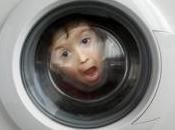 petit garçon pris piège d'une machine attrape jouets (VIDEO)