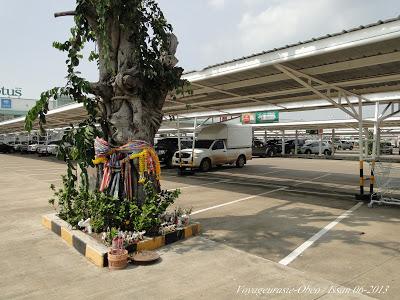 Thaïlande, Hypermarché : Parkings réservés aux esprits.