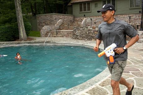 Cette photo de Barack Obama jouant avec un pistolet fait polemique