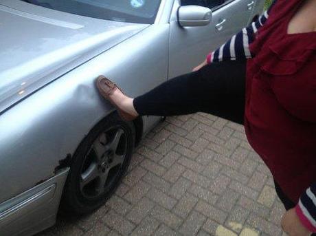 Cette femme montre les points d'accrochache sur la voiture qu'elle vend sur eBay