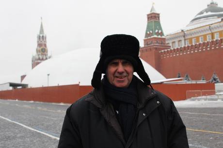 Edouard Moradpour à Moscou, sur la Place Rouge, devant la coupole blanche recouvrant le Mausolee pendant les travaux de restauration.