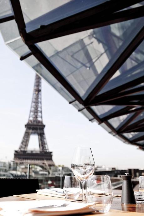 Les Ombres Table extérieure avec vue Tour Eiffel ©pierremonetta