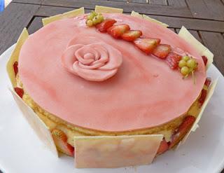 Fraisier crème mousseline à la vanille avec génoise, parfait pour un anniversaire !