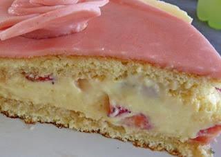 Fraisier crème mousseline à la vanille avec génoise, parfait pour un anniversaire !