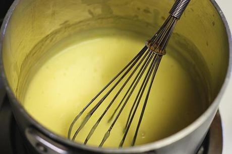 Une casserole de sauce hollandaise