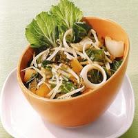 Salade de légumes, chou chinois et pousses de bambou