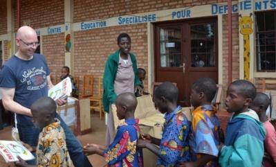 Manu Wauthier distribue ses livres aux jeunes sourds. Photo (c) A.K.