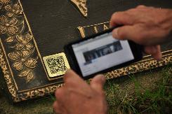 Un homme scanne un code-barres sur une tombe à Philadelphie, le 16 juin 2013