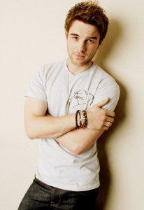 Nate Buzolic par Quem Magazine