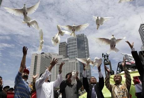 lâcher de colombes en Indonésie pour encourager les manifestants de la Place Tahrir en 2011