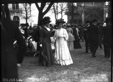 Deux-elegantes-a-Longchamp-1907-Agence-Rol.png
