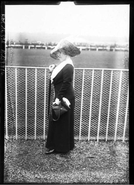 Toilete-a-Longchamp-1911-Agence-Rol.png