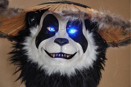 Masque de pandaren après peinture, pose de poils et inclusion de led 