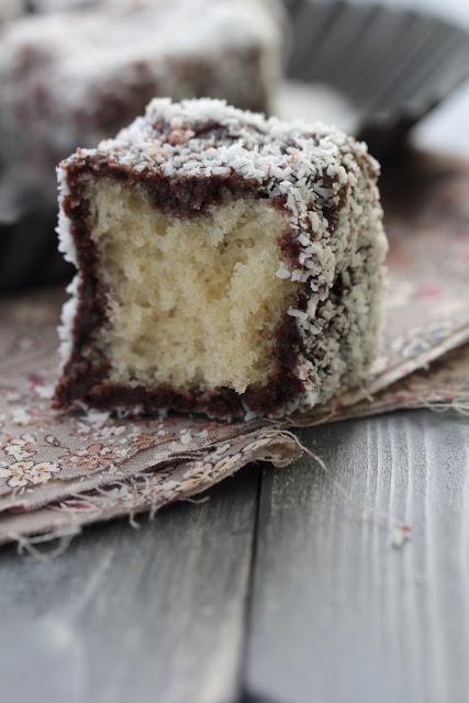 Lamingtons , gâteaux australiens bien moelleux enrobés de  chocolat et de noix de coco