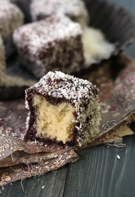 Lamingtons , gâteaux australiens bien moelleux enrobés de  chocolat et de noix de coco
