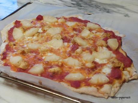 Pizza hawaïenne au poulet et à l'ananas  / Hawaiian pizza with chicken and pineapple