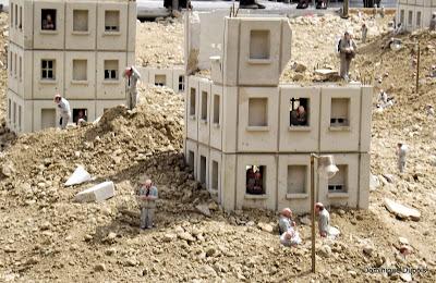 Place du Bouffay Nantes  Issac Cordal personnages en terre