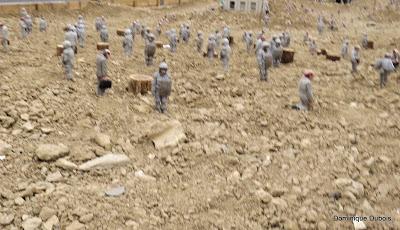 Place du Bouffay Nantes  Issac Cordal personnages en terre